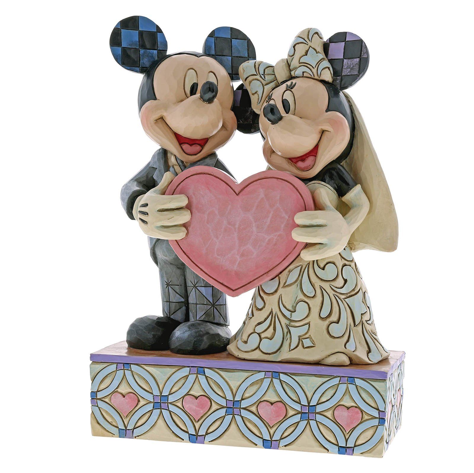 Een beeldje van Mickey en Minnie Mouse die trouwen en een roze hartje vasthouden. Decoratieve voet met dambordpatroon.