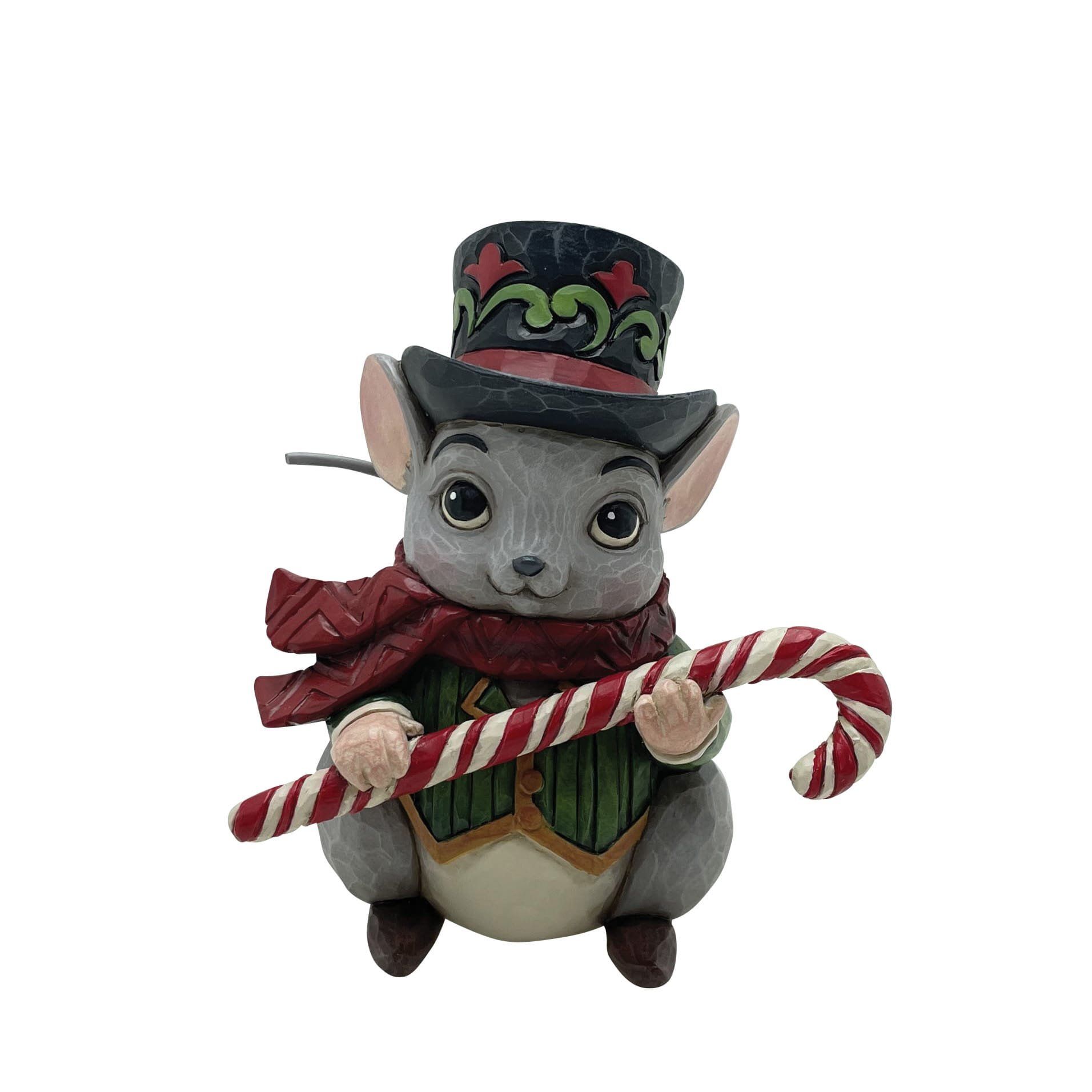 Kerstmuisje als ornament met zuurstok, hoge hoed en sjaal.