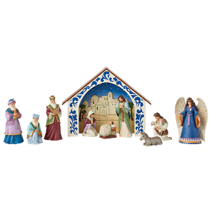 Kerststal met figuren: Maria, Jozef, het kindje Jezus, engelen en de wijzen. Met blauwe, witte en gouden accenten.