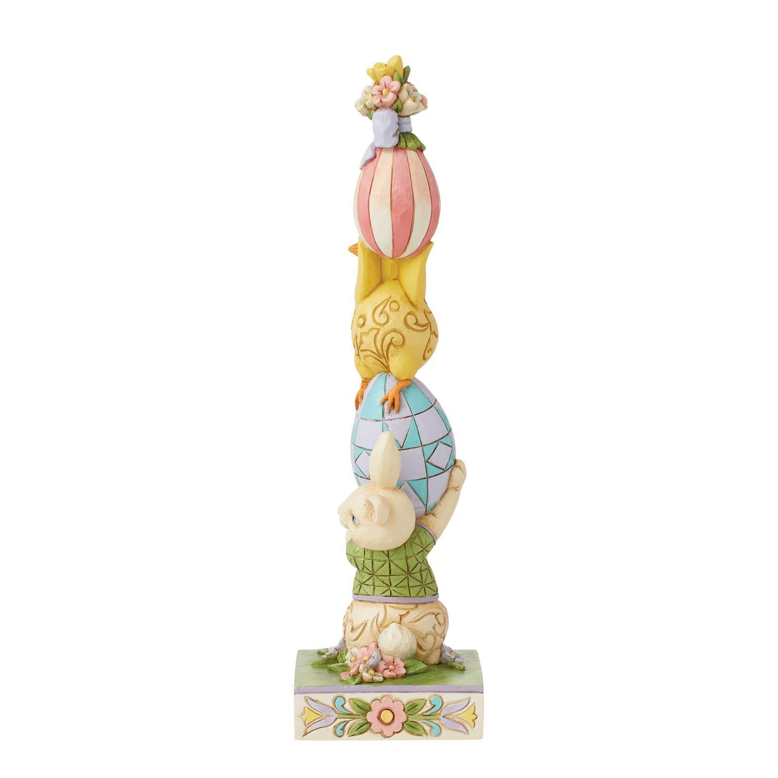 Paasfiguurtje: konijntje, kuikentje en twee gestapelde eieren. Pastelkleuren. Bloemen op de voet en het bovenste ei.