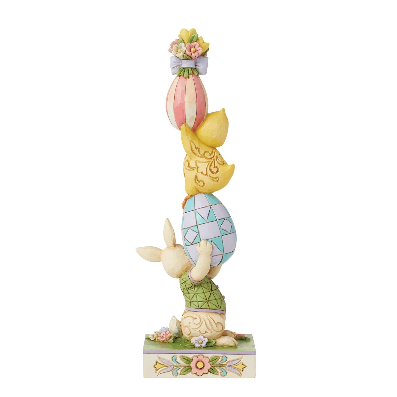 Paashaas die eieren en een kuiken balanceert, pastelkleuren.