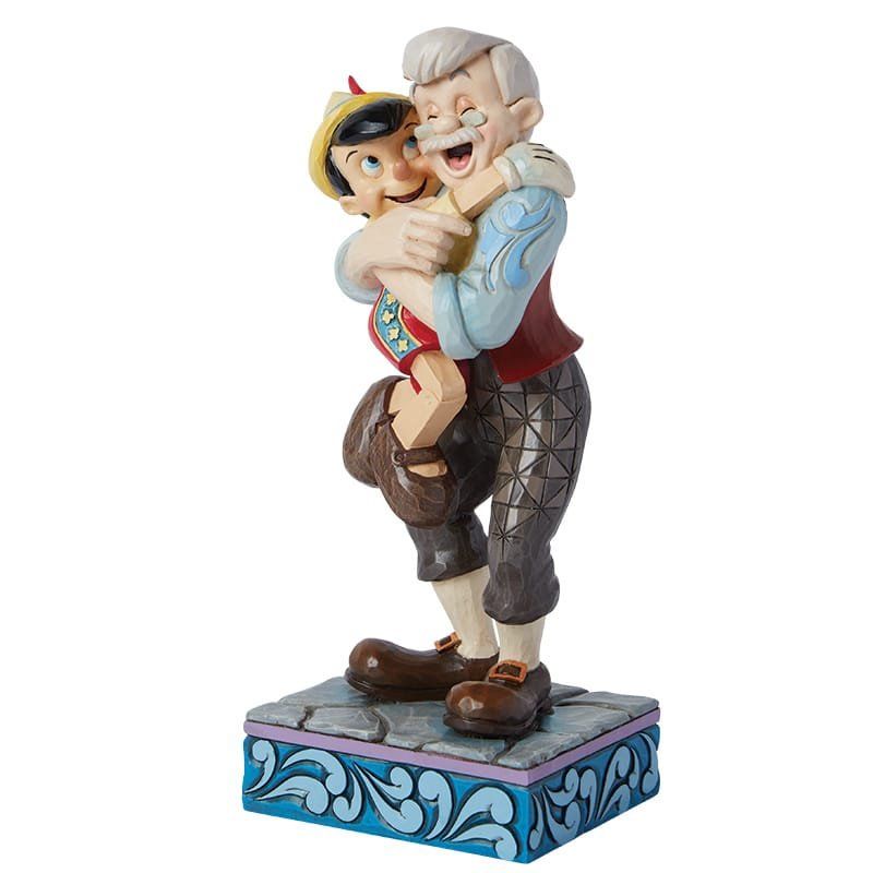 Pinocchio omhelst Geppetto, beiden glimlachend. Beeld op een sokkel met patroon.
