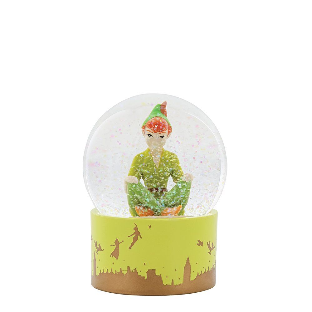 Sneeuwbol met Peter Pan, groene outfit, zittend, glitter, lichtgroene voet met silhouetten.