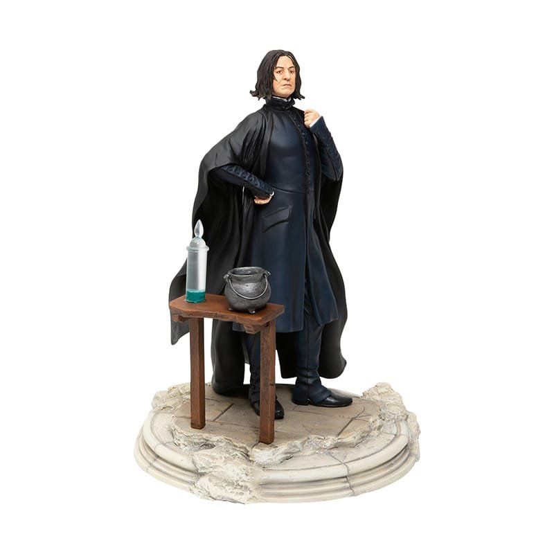 Standbeeld van Severus Snape met ketel en kaars op een stenen sokkel.