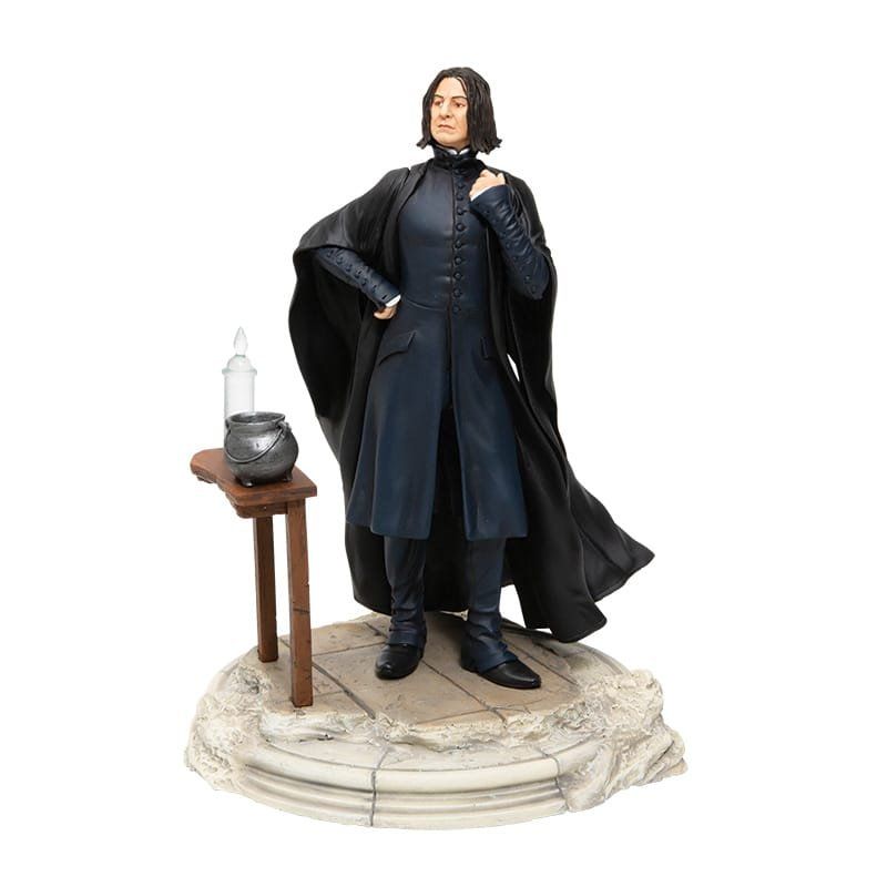 Standbeeld van Severus Snape uit Harry Potter, gekleed in een zwarte mantel, met een toverdrankpot en een kaars op een tafel.