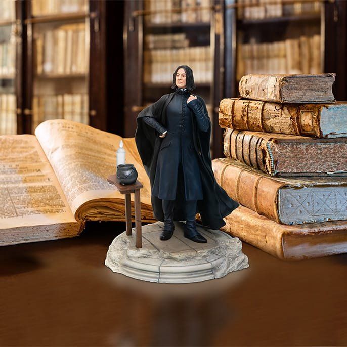 Standbeeld van Severus Snape in een bibliotheekomgeving, met een open boek, een kaars en opgestapelde boeken.