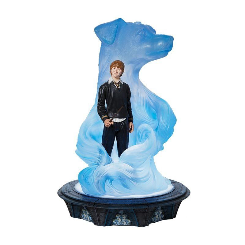 Een afbeelding van een man met een gloeiende blauwe Patronus in de vorm van een hond. Hij staat op een platform.