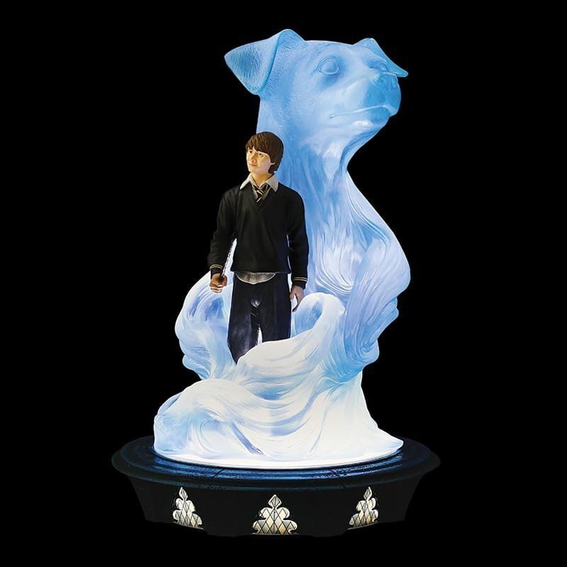 Een afbeelding van een man met een gloeiende blauwe Patronus in de vorm van een hond. Hij staat op een platform.