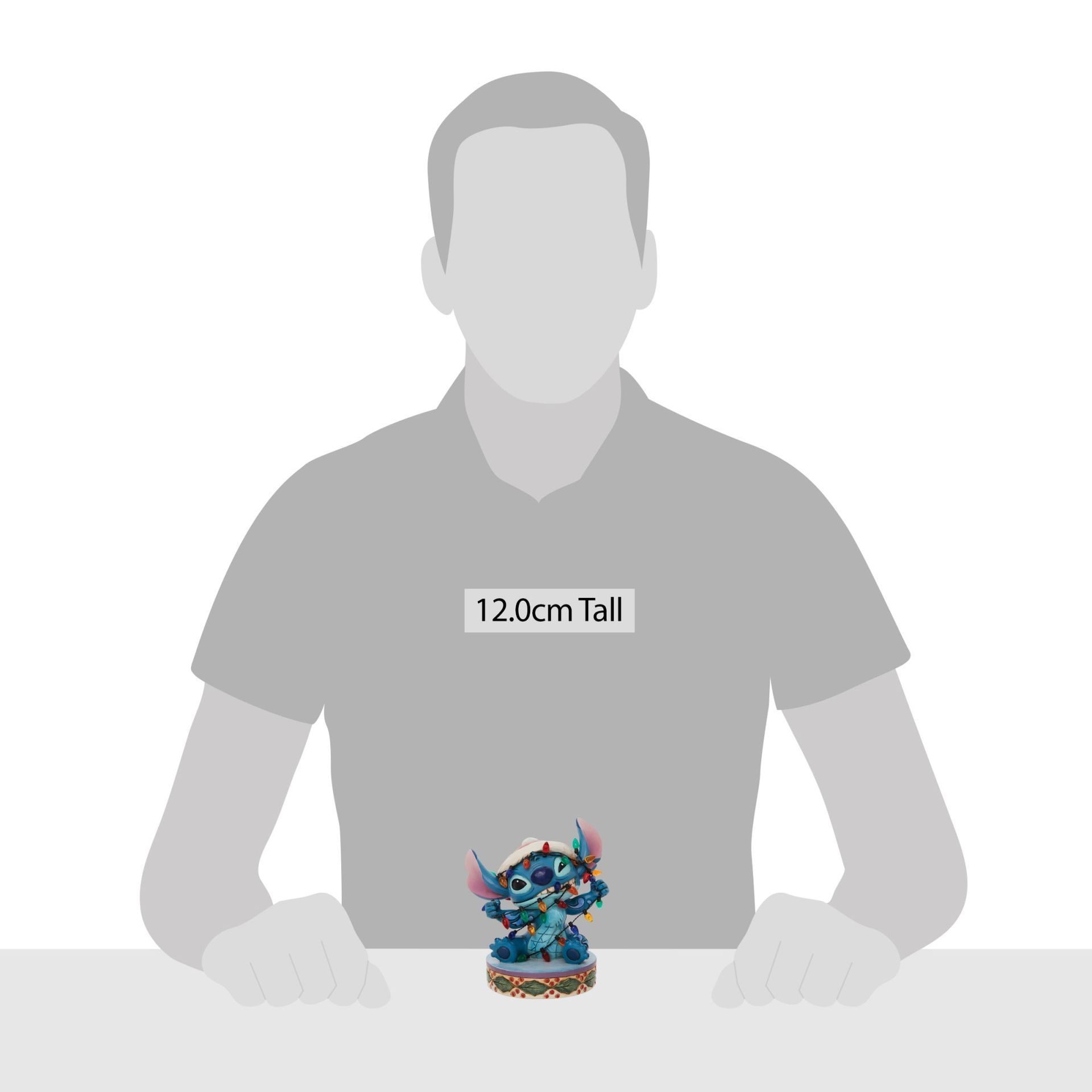 Een Stitch-figuurtje op een voetstuk staat voor een silhouet. Op de achtergrond staat 