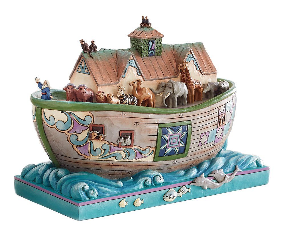 Een beeldje van de Ark van Noach met dieren en figuren bovenop en een gedetailleerd exterieurontwerp, geplaatst op gestileerde golven.