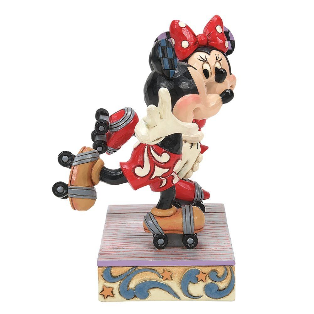 Minnie Mouse rolschaatst, in een rood-wit pakje, op een houten platform versierd met sterren en krullen.