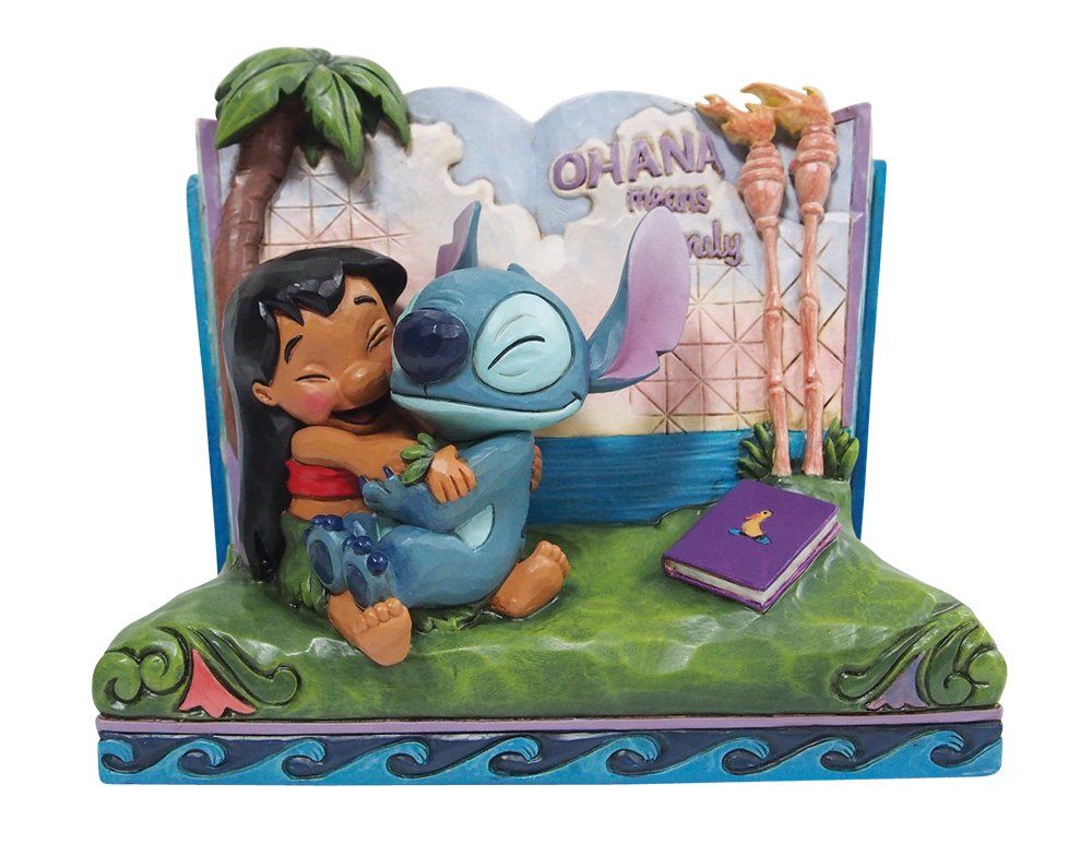 Lilo die een Stitch-beeld omhelst, met op de achtergrond