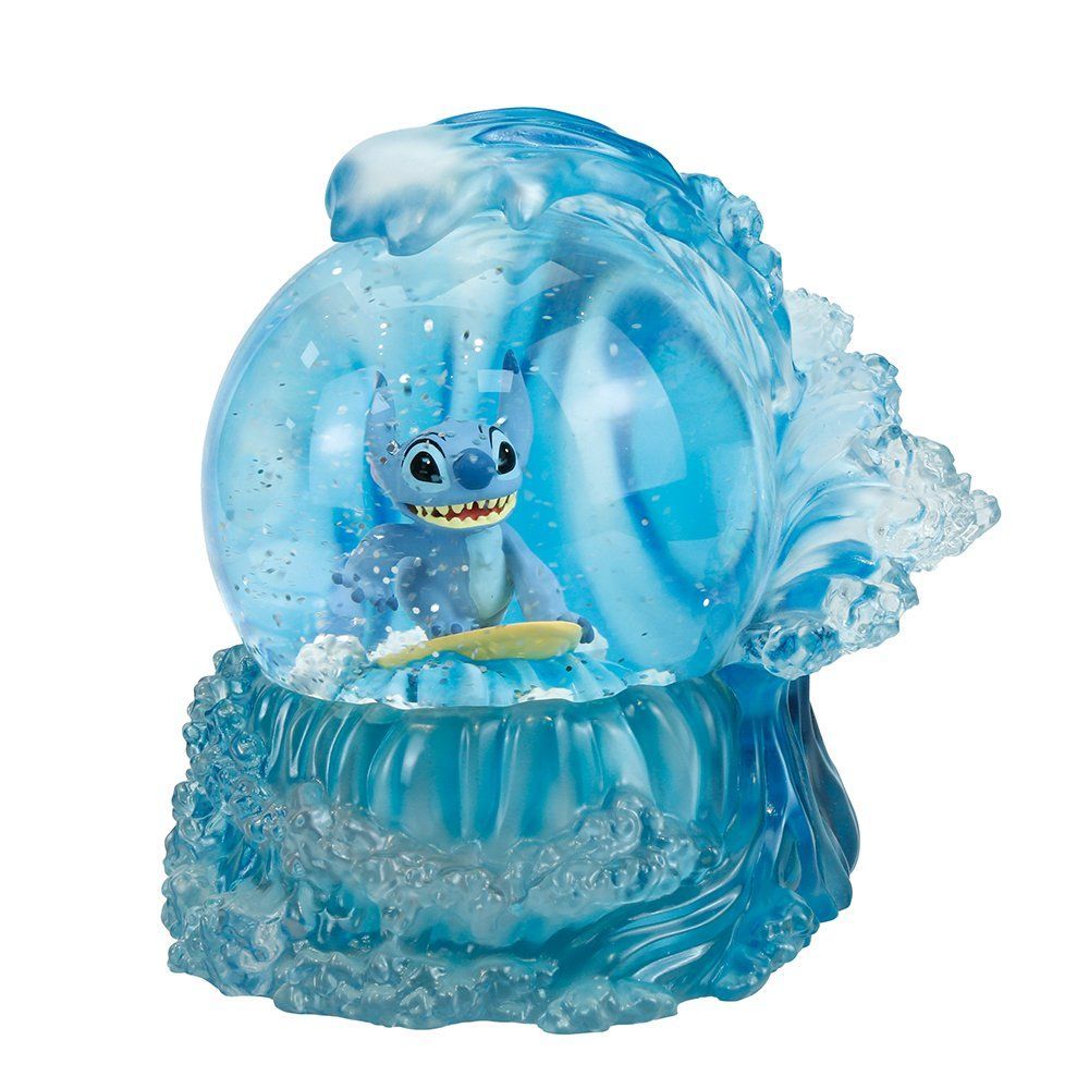 Een sneeuwbol van Stitch met een blauw figuurtje dat in een golf surft.