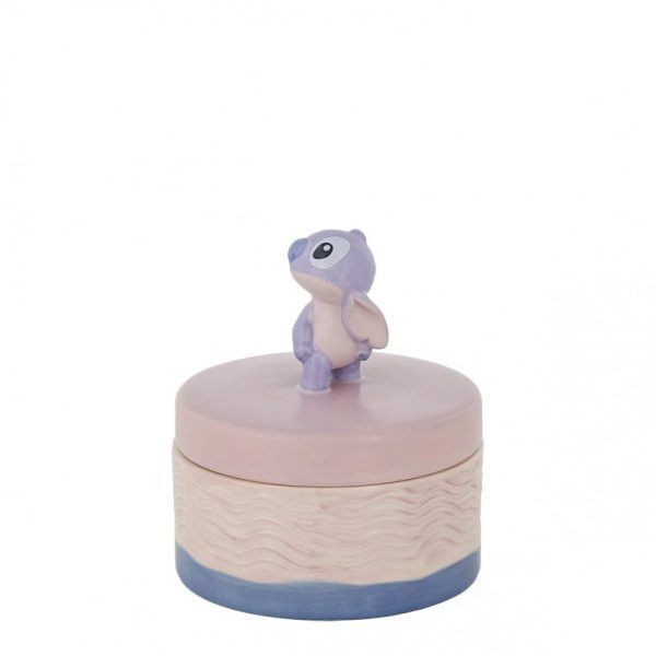 Een Stitch-figuurtje op een roze, blauwe en beige sieradendoos.