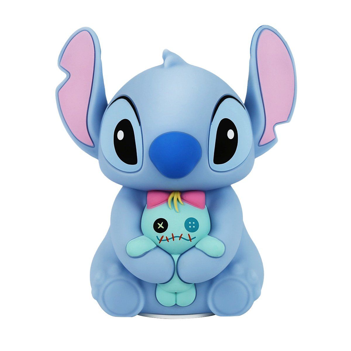 Een Stitch-figuurtje, blauw met roze oren, dat een turquoise scrump vasthoudt.
