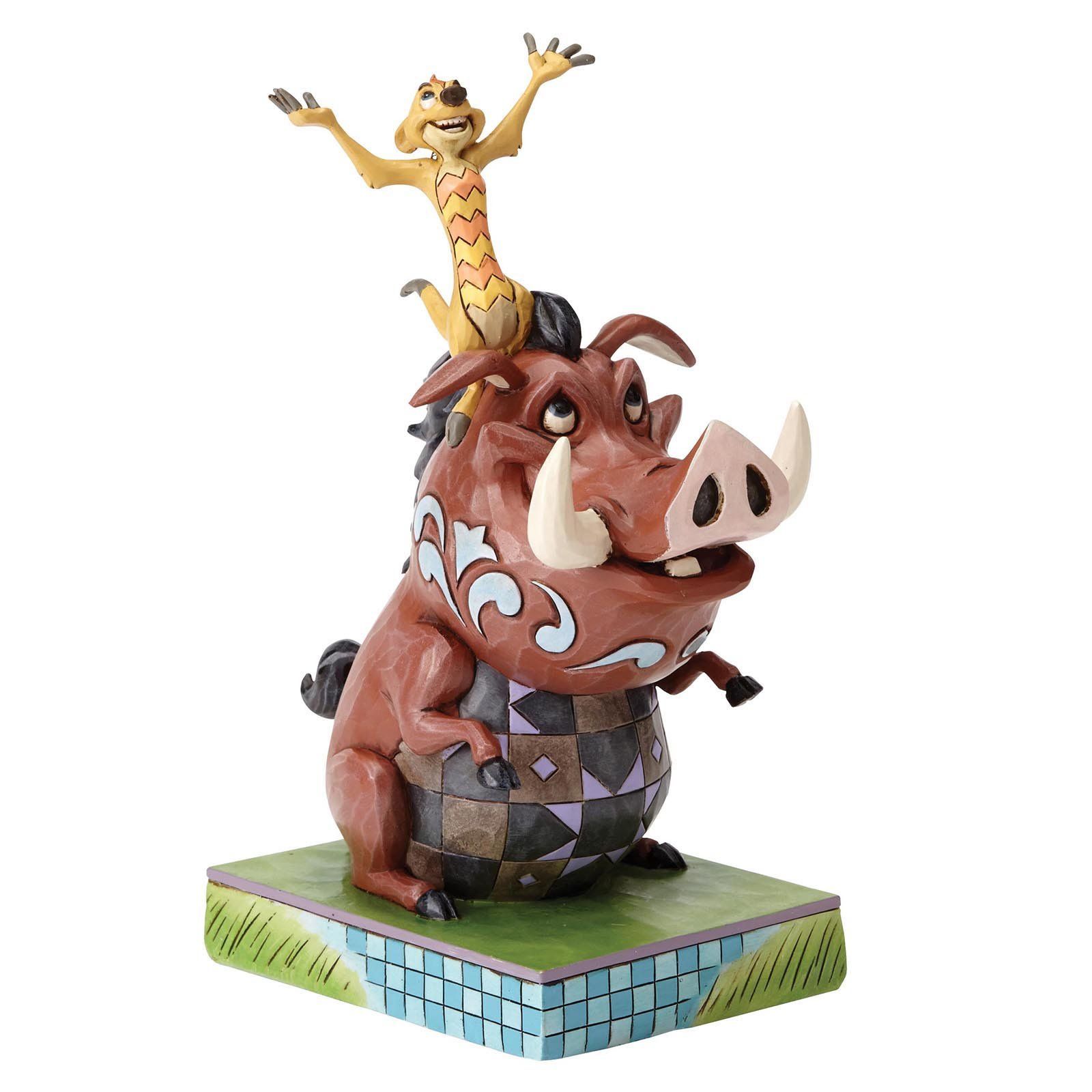 Timon bovenop een Pumbaa-beeldje, beschilderd in levendige kleuren, op een decoratieve sokkel.