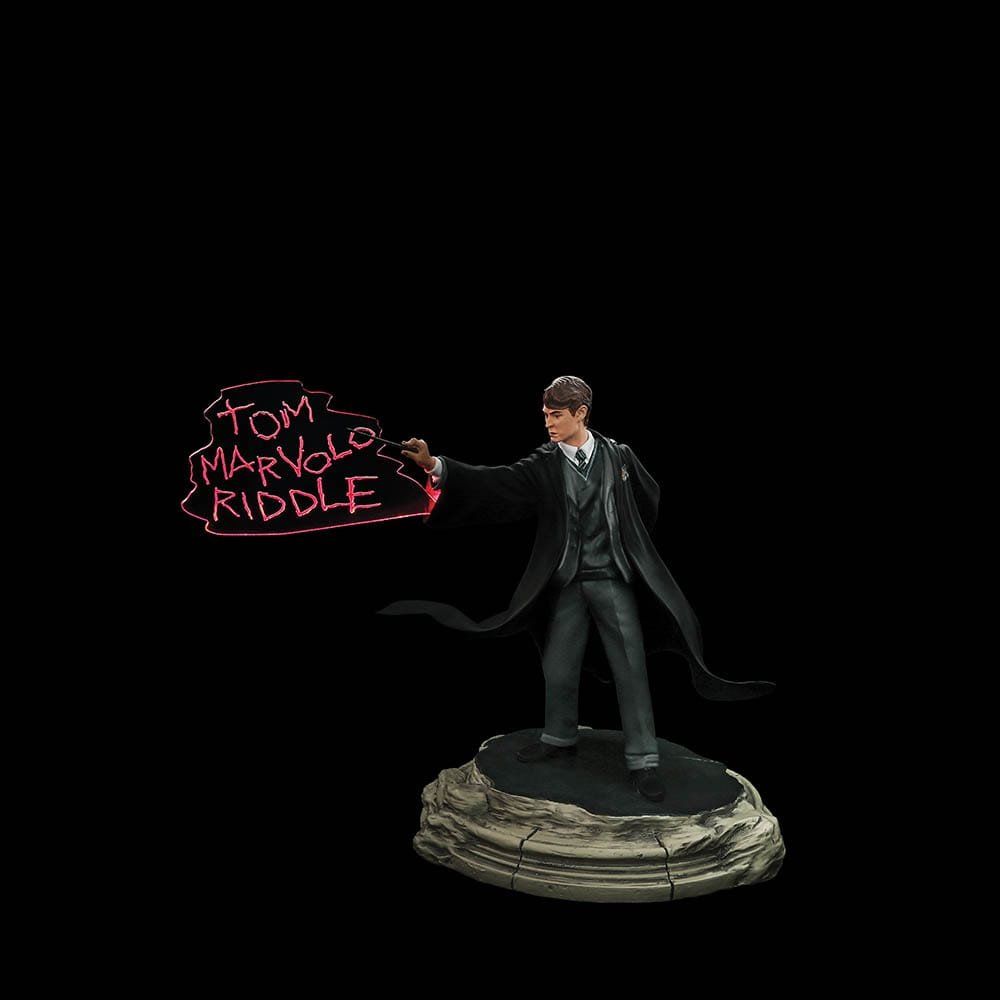 Standbeeld van Tom Marvolo Riddle die de woorden