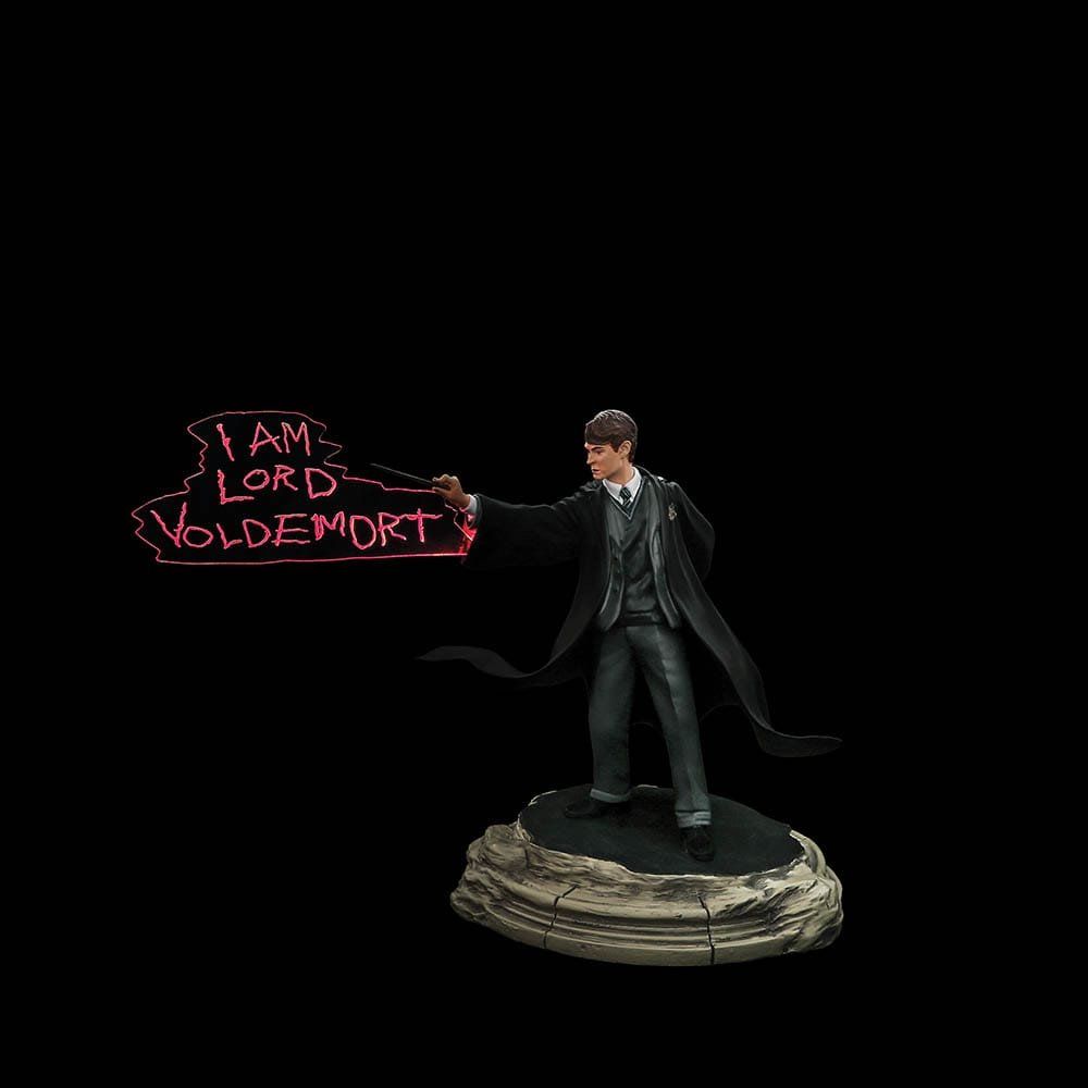 Afbeelding van Heer Voldemort, gekleed in zwart, met rode tekst waarop staat: