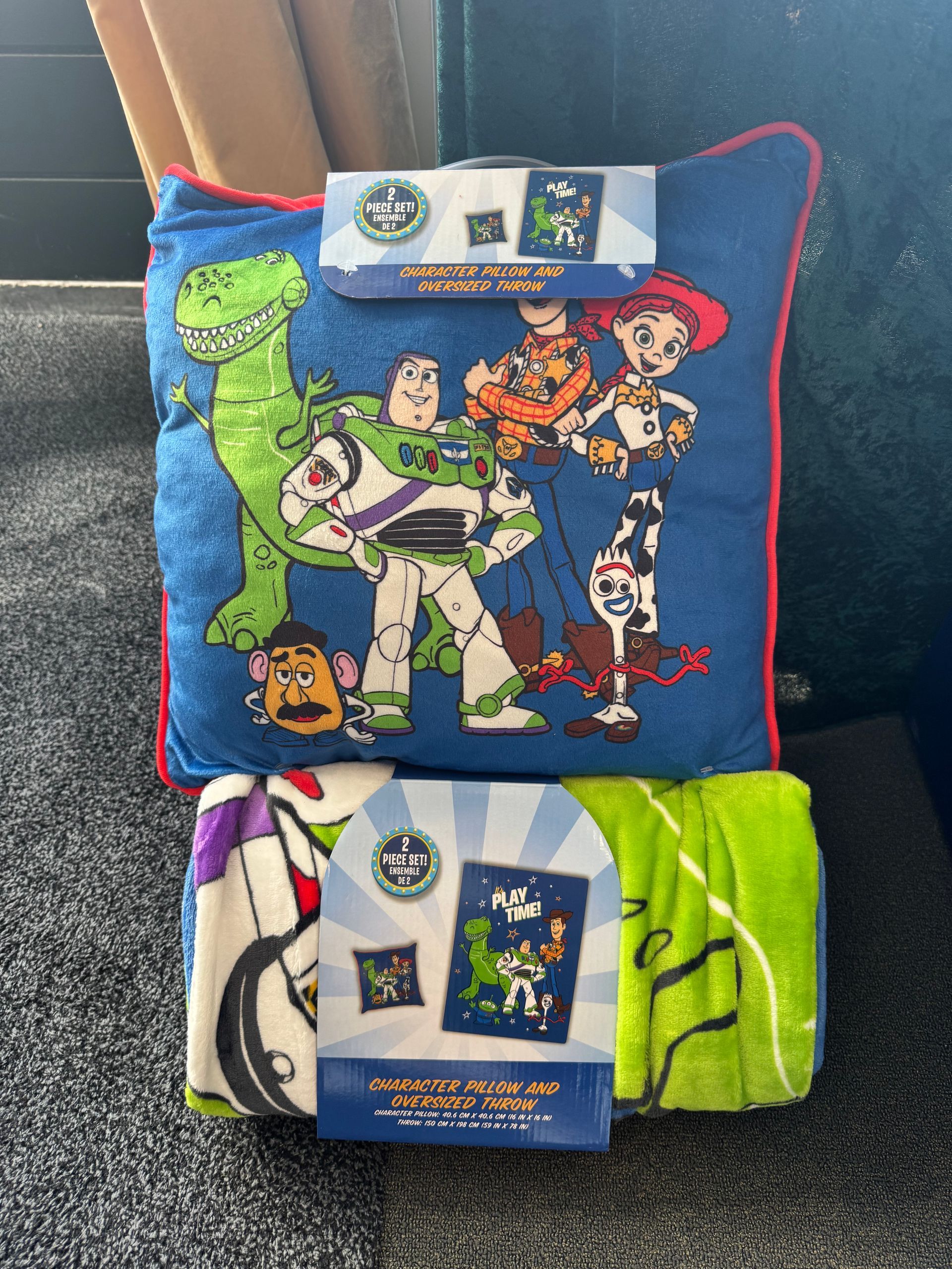 Kussen- en dekenset met Toy Story-thema, afgebeeld met personages op een blauwe achtergrond.