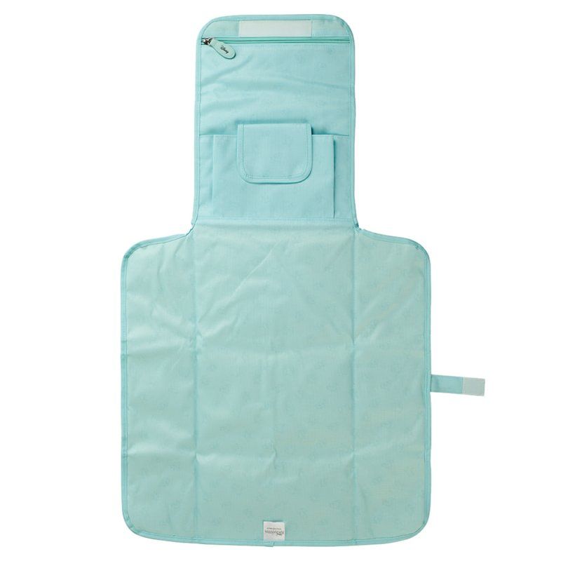 Open turquoise aankleedkussen met vakjes en ritssluiting.