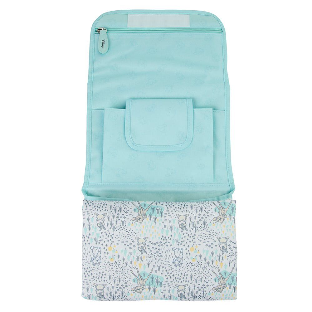 Open turquoise aankleedkussen met vakjes en ritssluiting.