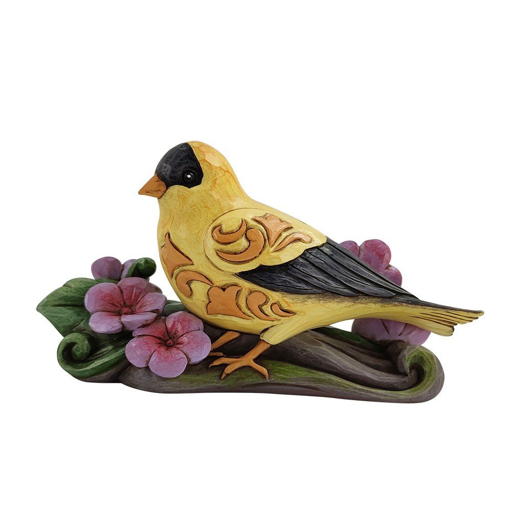 Geel vogeltje met zwarte kop en vleugels, op een bloeiende tak.