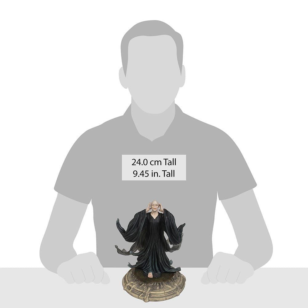 Standbeeld van Voldemort op een sokkel; afbeelding ter illustratie toont een hoogte van 24 cm.