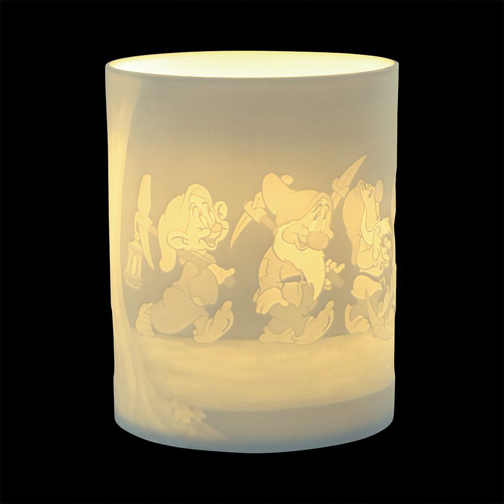 Een verlichte cilindervormige lamp met gegraveerde afbeeldingen van de zeven dwergen van Sneeuwwitje.