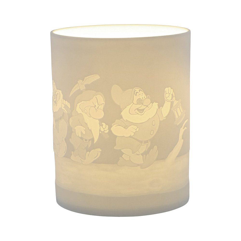 Een verlichte cilindervormige lamp met geëtste afbeeldingen van de Zeven Dwergen uit Sneeuwwitje.