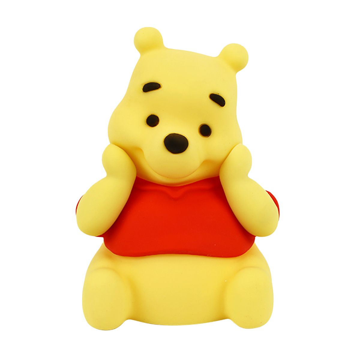 Winnie de Pooh-figuurtje met gele vacht, rood shirt, zwarte ogen en neus, die zijn wangen met beide handen vasthoudt.
