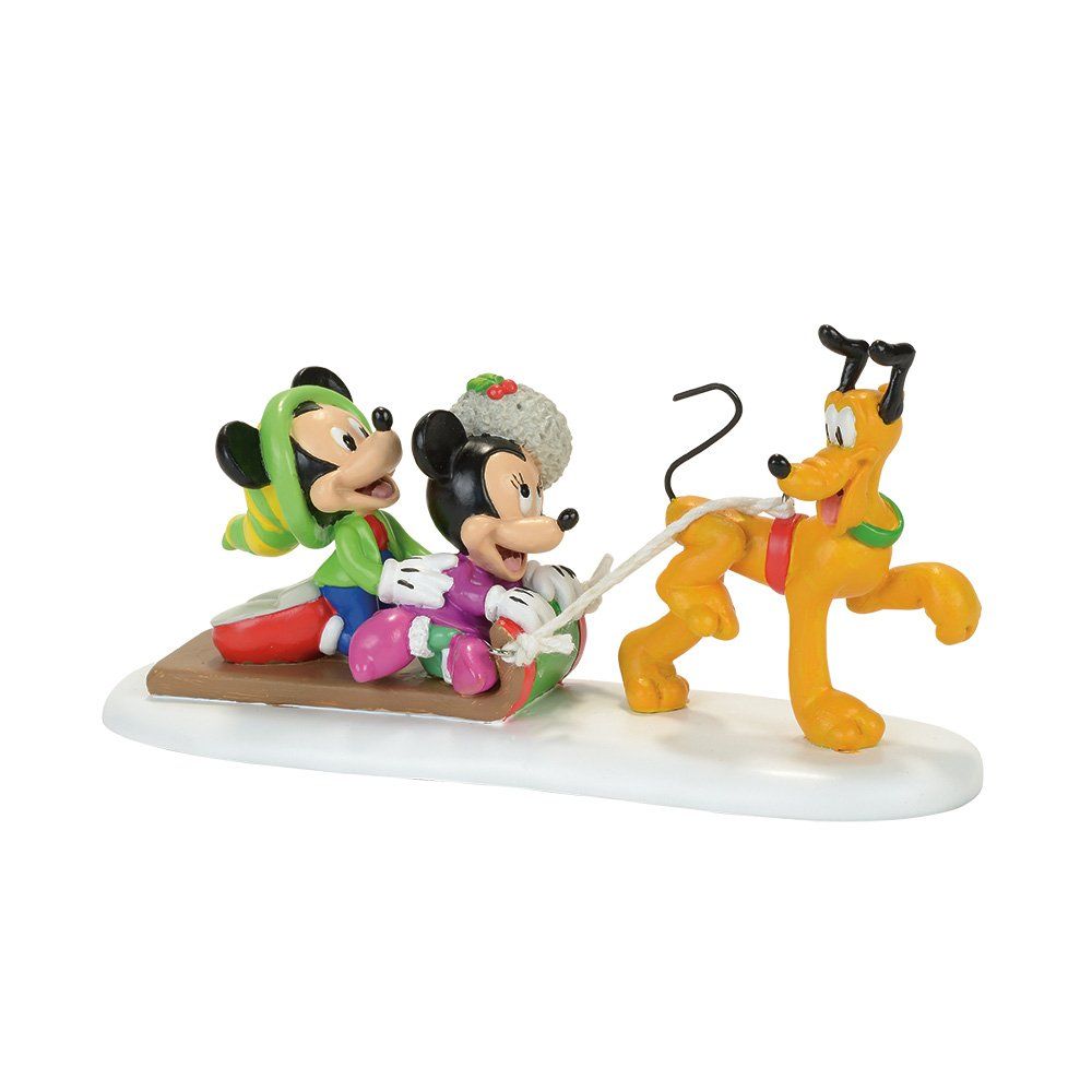 Mickey, Minnie en Goofy sleeën, getrokken door Pluto, in een met sneeuw bedekt landschap.