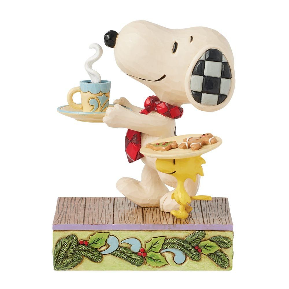 Snoopy-figuurtje met koffie en koekjes, afgebeeld op Woodstock. Op een decoratieve houten sokkel.