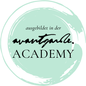 Logo with mint-green circle and text “ausgebildet in der wantzule ACADEMY”