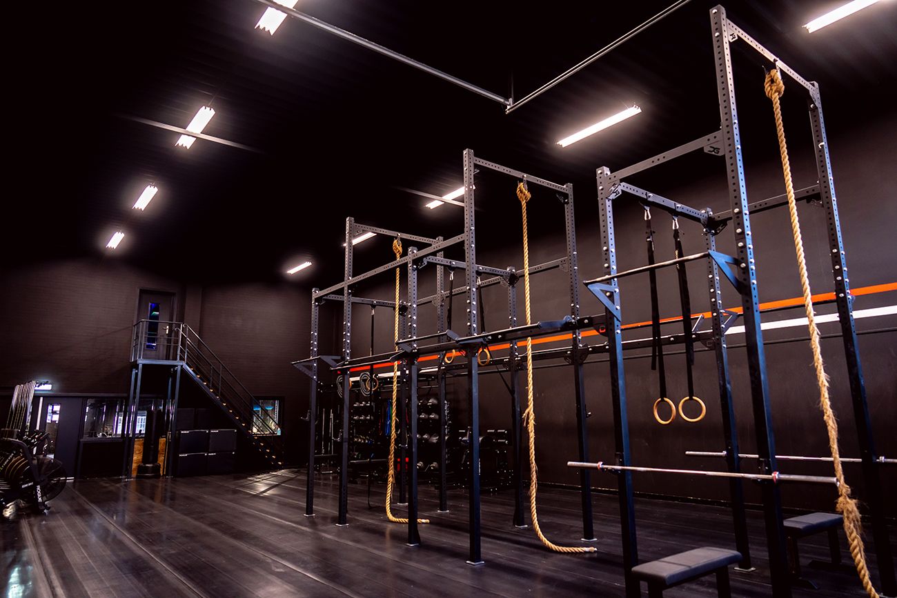 Een sportschool met veel fitnessapparatuur.