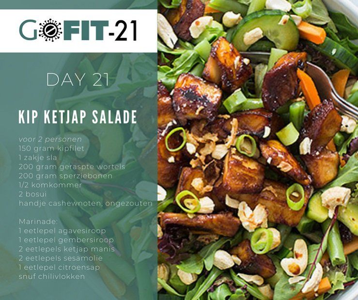 Dag 21: Kip Ketjap salade met receptinstructies en een kom salade.