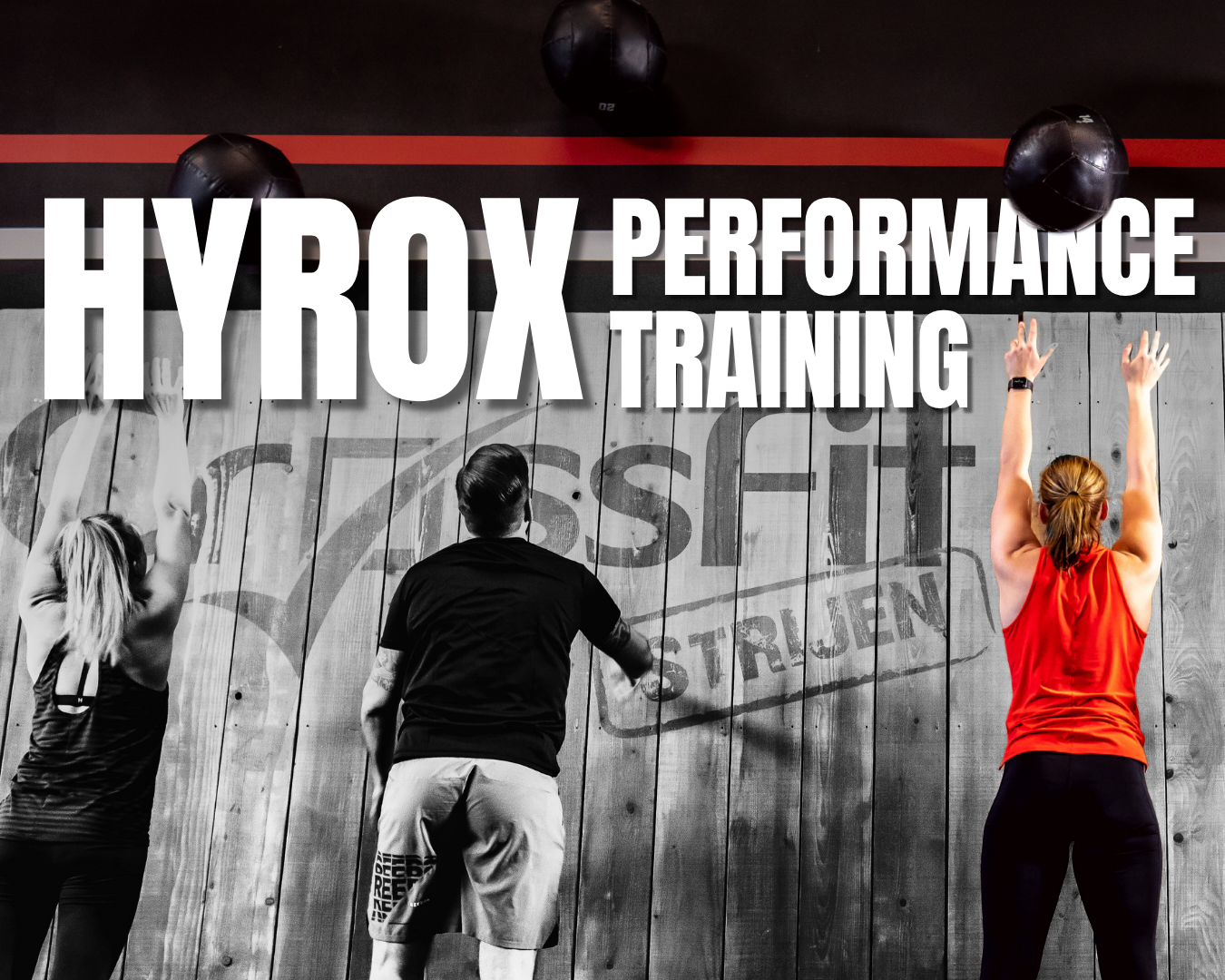 Mensen die wall ball-oefeningen doen in een CrossFit-sportschool.