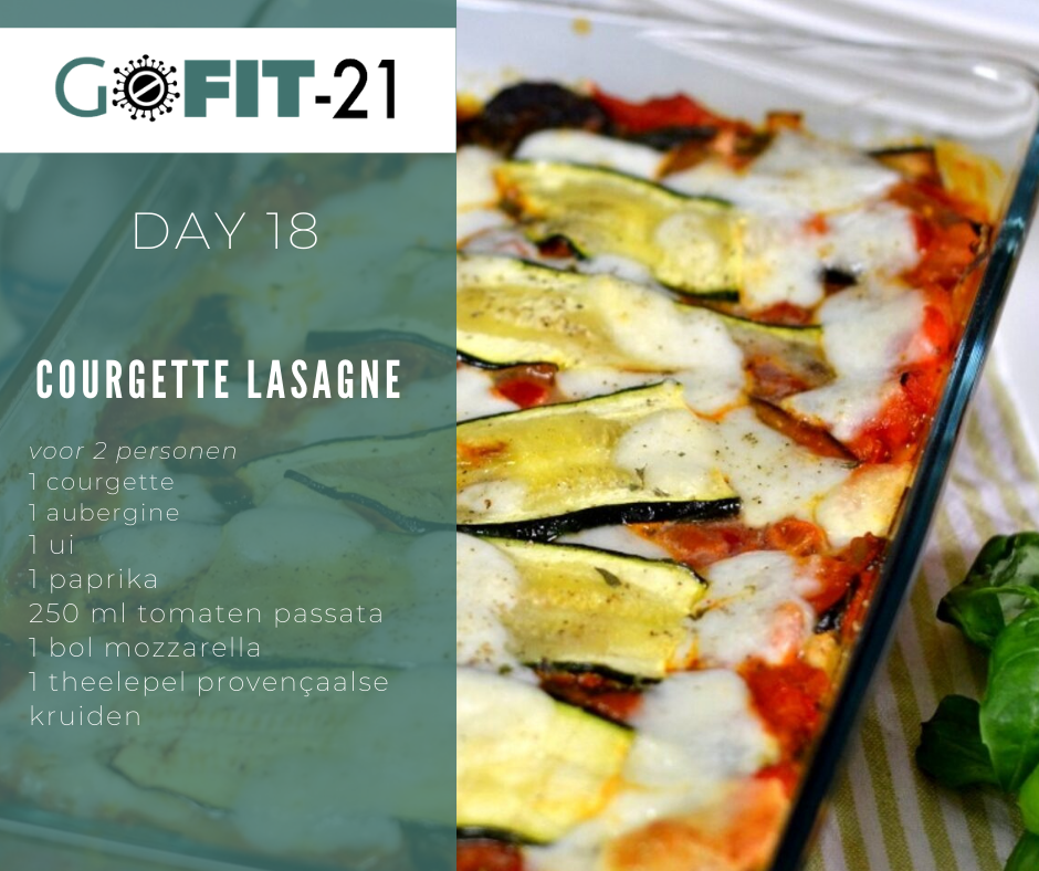 Courgettelasagne in een glazen schaal, met ingrediëntenlijst en