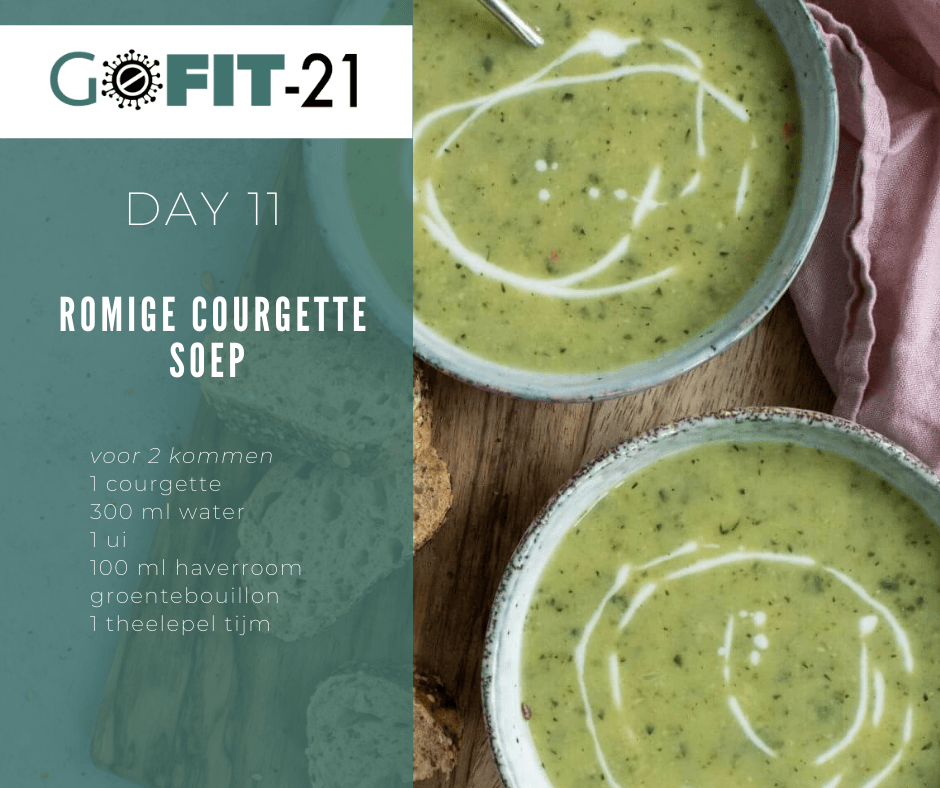Twee kommen soep met de tekst romige courgette soep erop