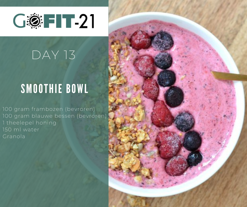 Smoothiebowl met bessen, granola en een lepel. 