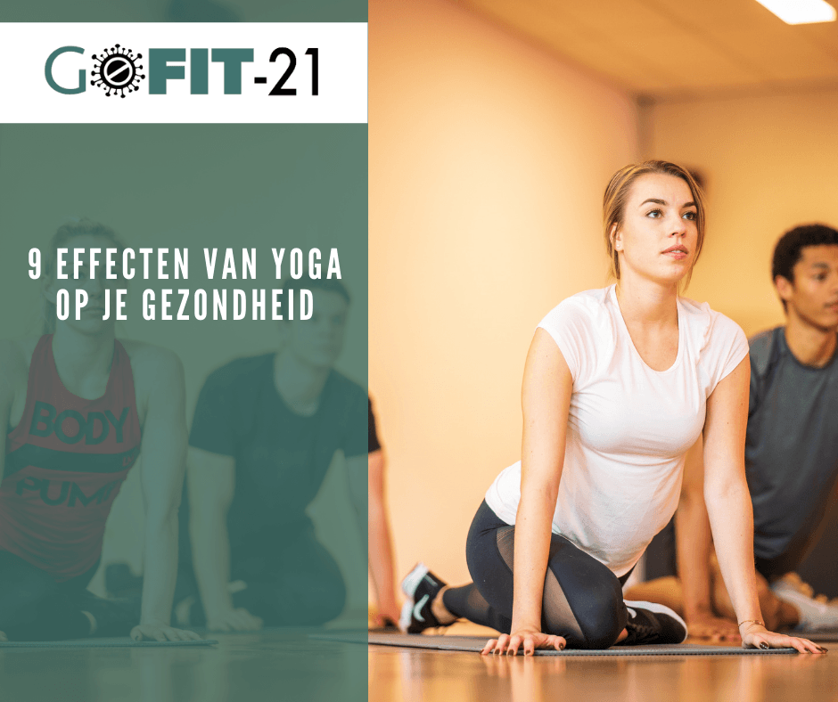 Mensen die yoga beoefenen, met in de afbeelding een vrouw in een wit shirt tijdens een les,
