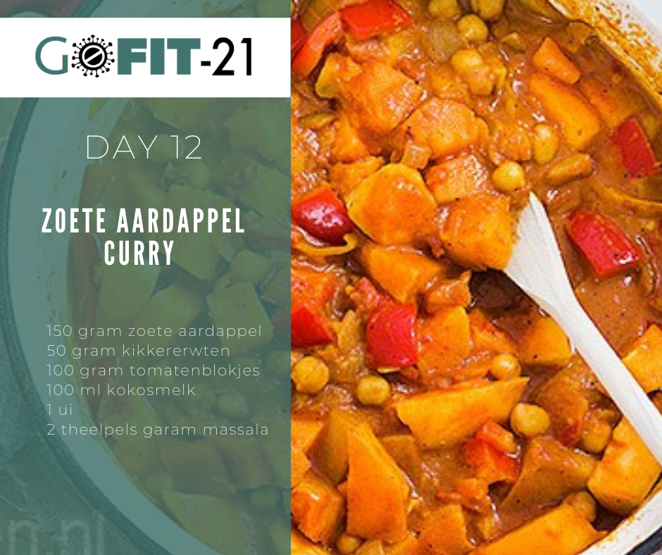 Dag 12: Ingrediënten en recept voor zoete-aardappelcurry. Een close-up van gekookte curry in een pan met een houten lepel.