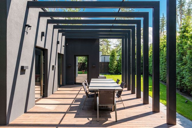 Modern backyard pergola with patio seating