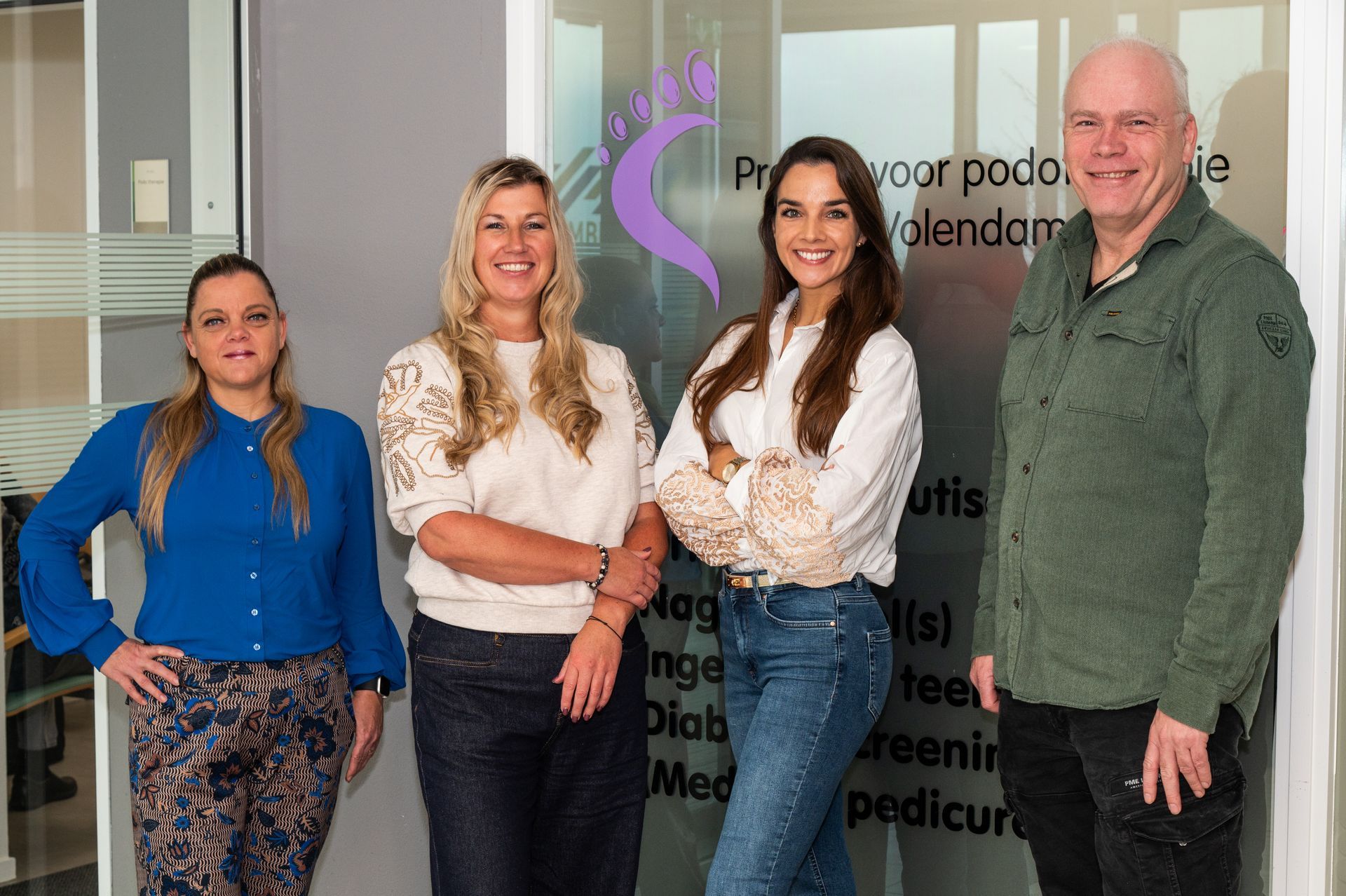 Team van Praktijk voor Podotherapie Volendam – podotherapeuten en medisch pedicure voor de ingang van de praktijk.