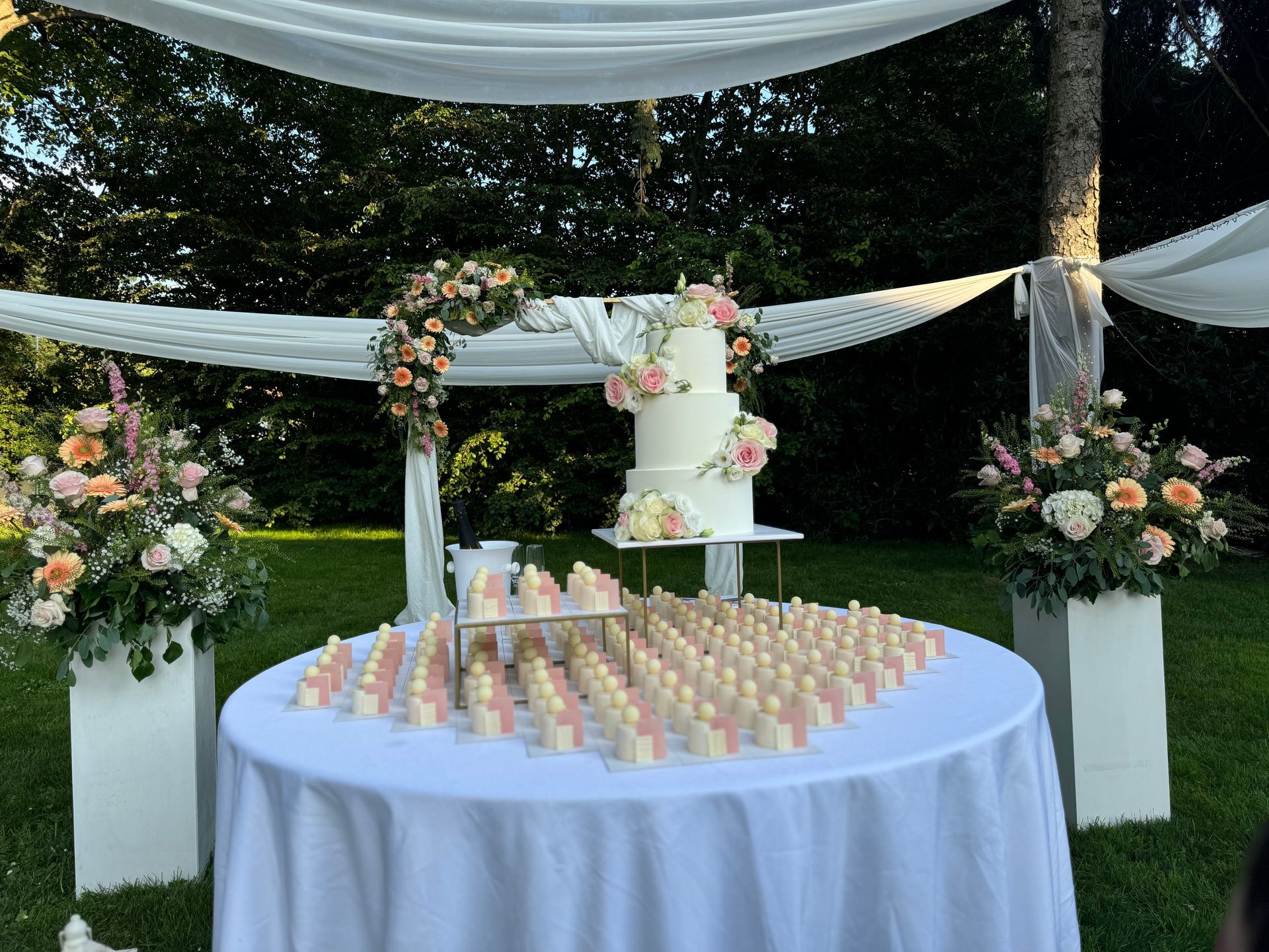 Tavolo allestito con fiori per il taglio della torta