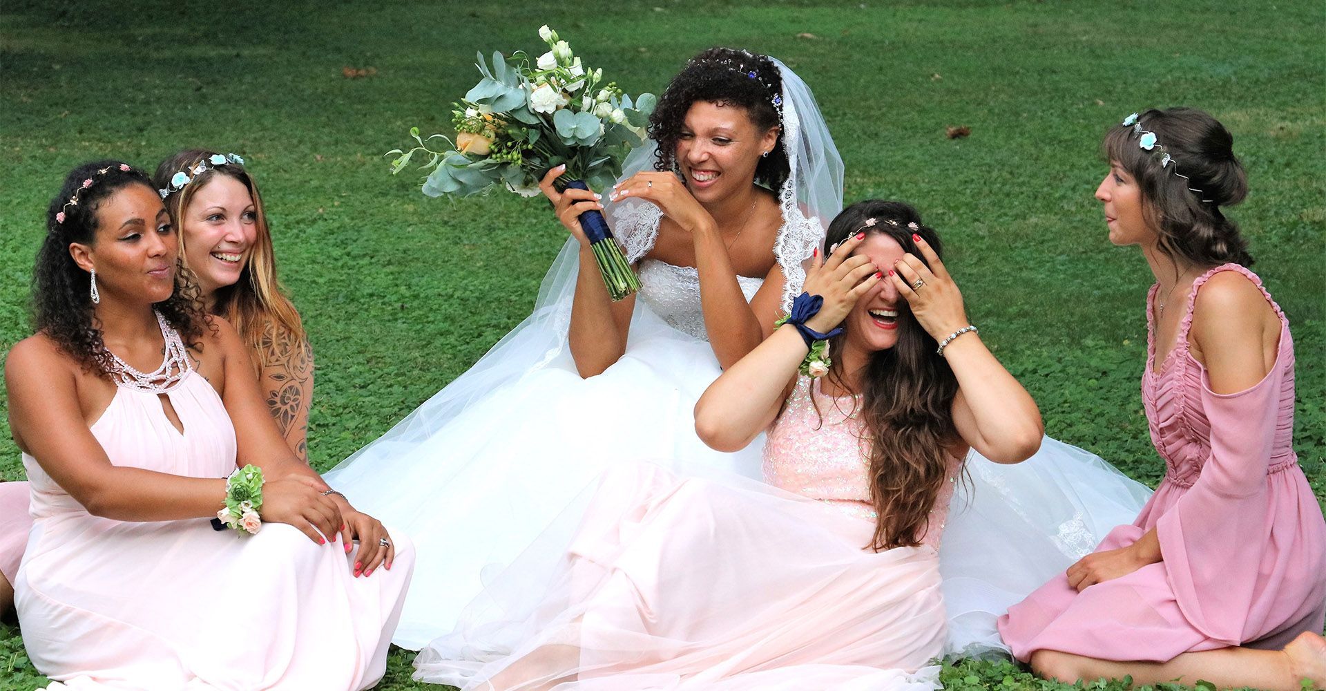 Addobbo floreale per matrimonio: la sposa con le sue damigelle