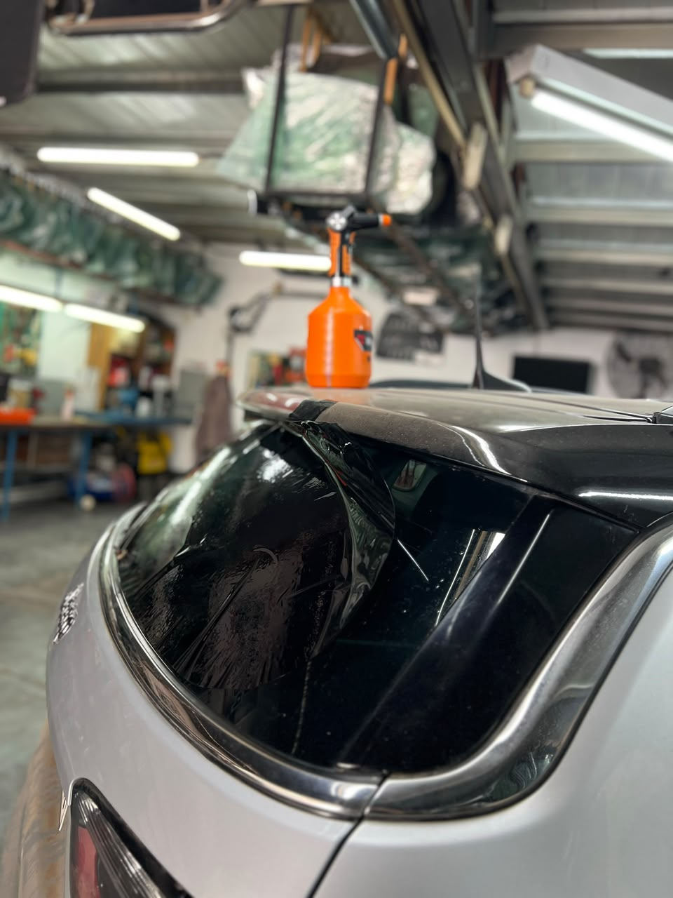 Coche plateado con el parabrisas agrietado en un