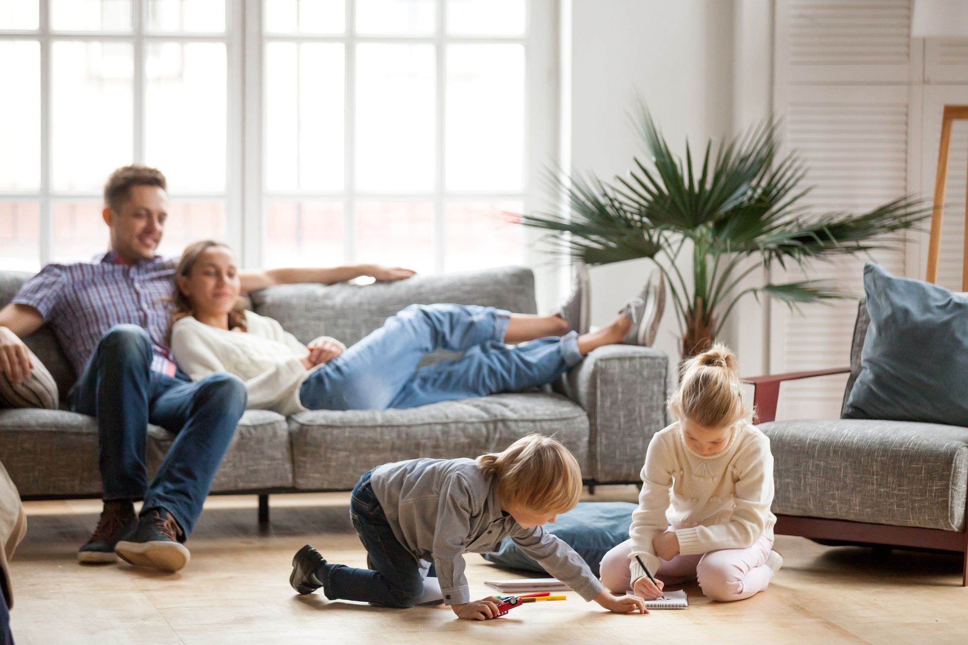 Salle de bain moderne avec vanité en bois, grand miroir et baignoire.