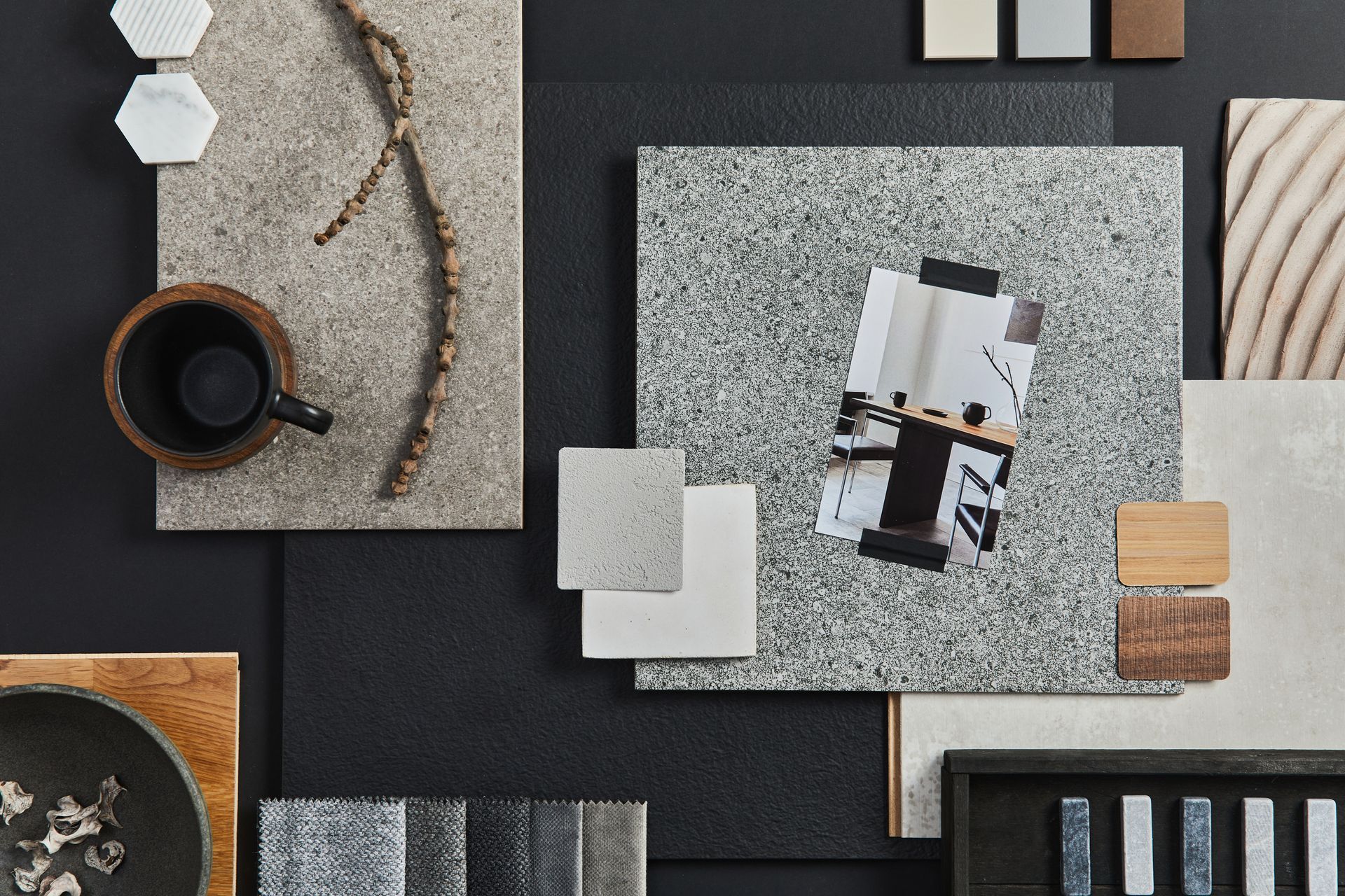 Un collage de différents types de carreaux et une tasse de café sur fond noir.
