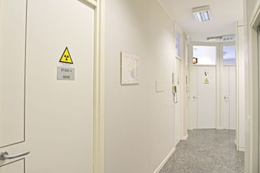 una ragazza sorridente e davanti un dentista con un rampino