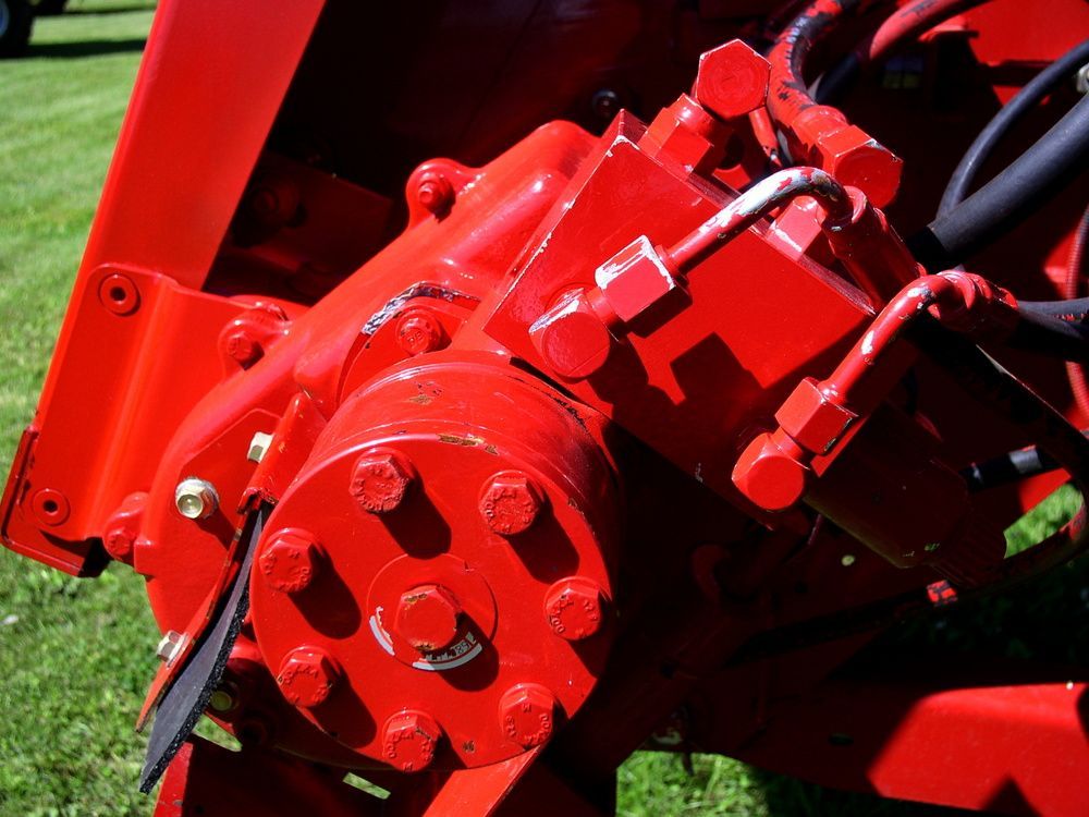 Hydraulic Motor Painted Blue — Hydraulic Repair Service Coffs Harbour, NSW